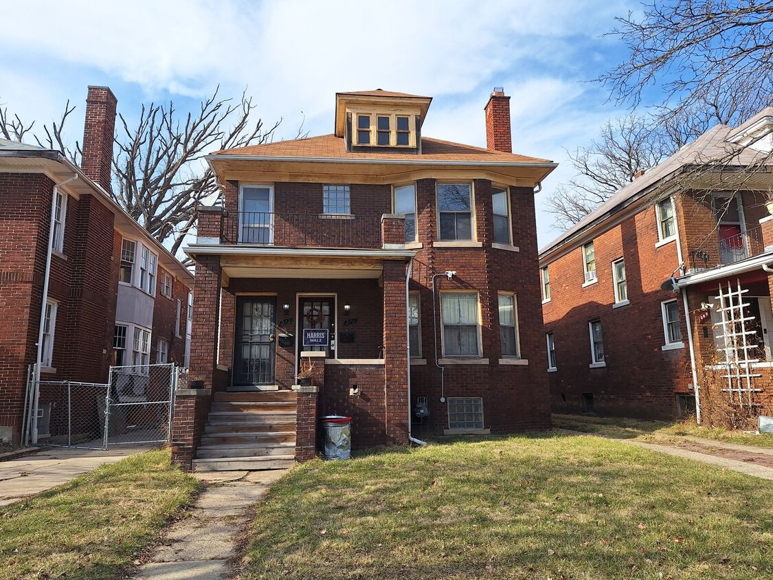 Primary Photo - Brick Upper with multiple decks in Highand...