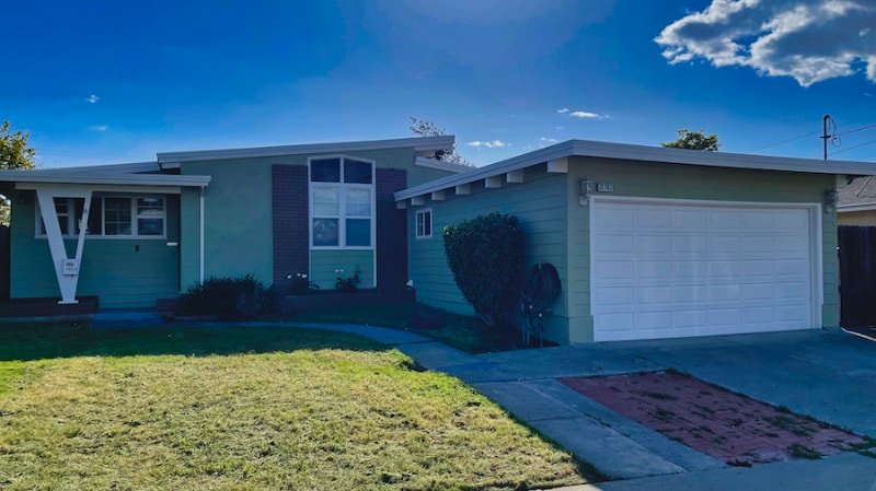 Primary Photo - 31141 Meadowbrook Ave