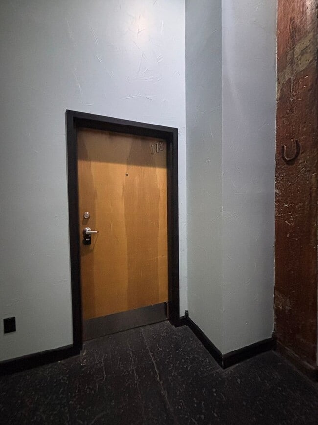 Building Photo - Beautiful 3 bedroom 2 bathroom loft at fou...