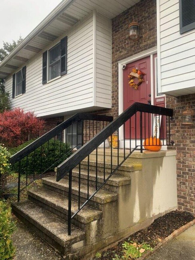 Building Photo - Welcome to this split level 3-bedroom, 1.5...