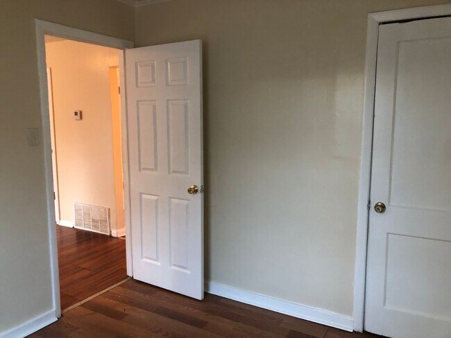Building Photo - 3 Bedroom home central air and heat