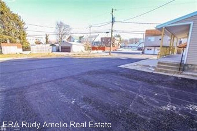 Building Photo - 725-727 N Quincy St