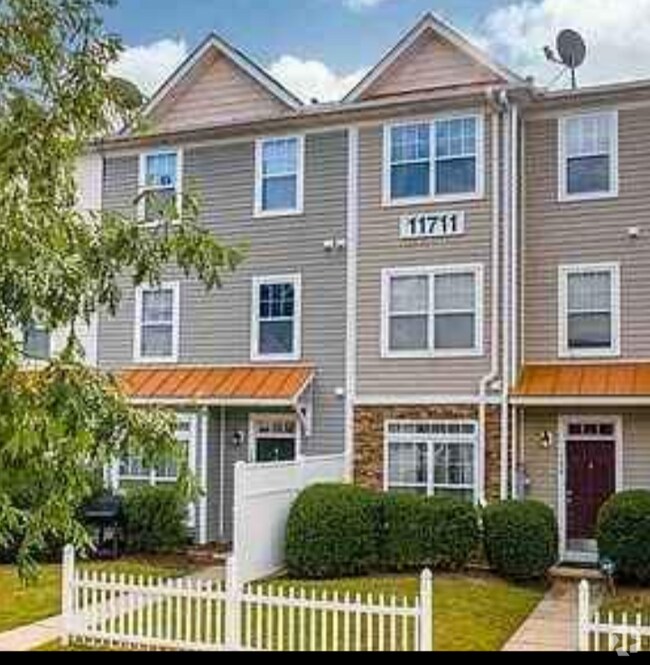 Kingston at Wakefield Plantation Apartments for Rent with Hardwood