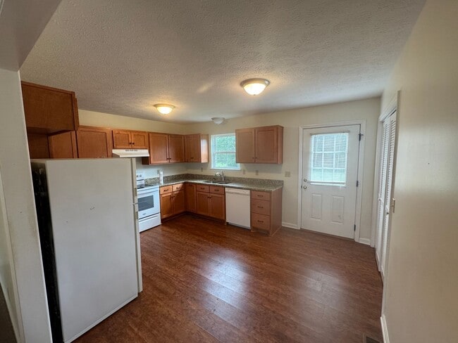 Building Photo - FOR LEASE- 2 BEDROOM DUPLEX MINUTES FROM 840!