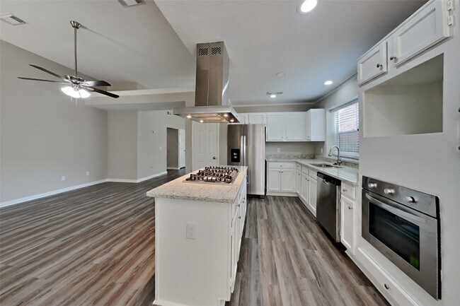 Foto del edificio - 18002 Golden Ridge Dr