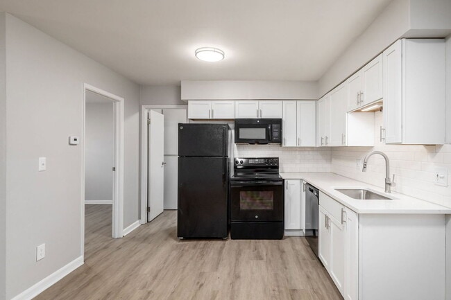 Building Photo - 639 Riverview Dr