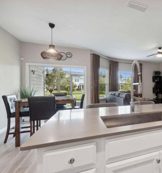 Foto del edificio - 357 Boracay Cir