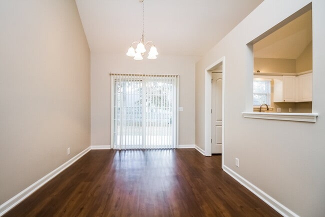 Building Photo - 920 7 Oaks Blvd