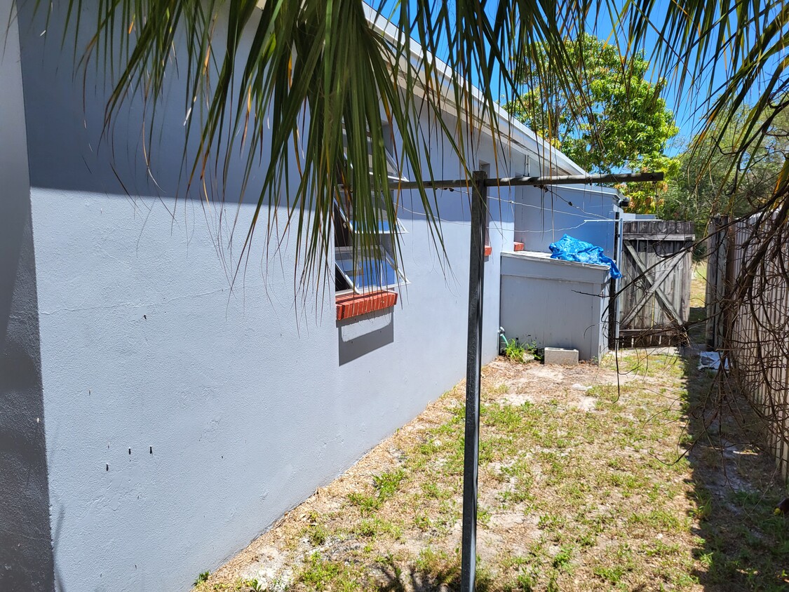 South facing side of house with clothesline... gate to shared washer/drier - 526 S M St