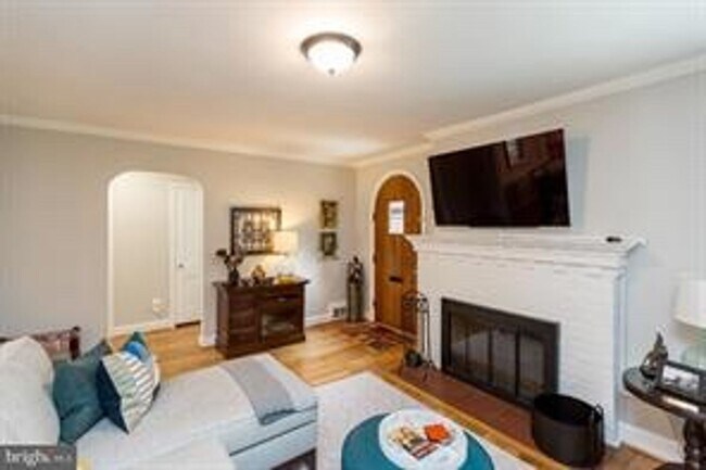 Building Photo - BEAUTIULLY RENOVATED CAPE CODE, REFINISHED...