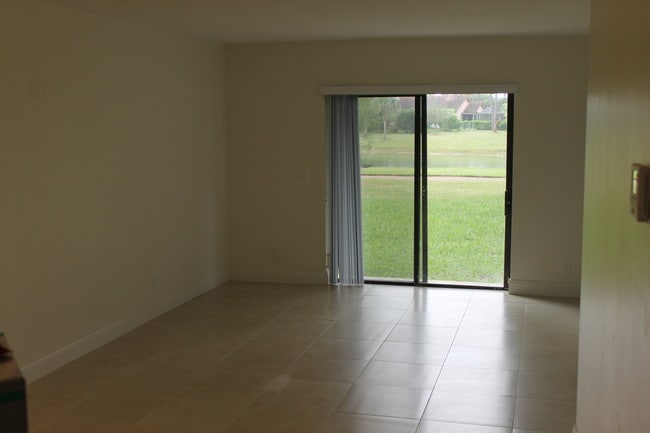 Foto del edificio - 21900 Lake Forest Cir