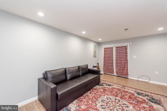 Building Photo - 1721 Linden Ave