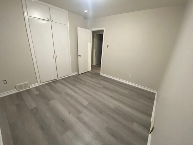 Building Photo - 35 Amberley Dr