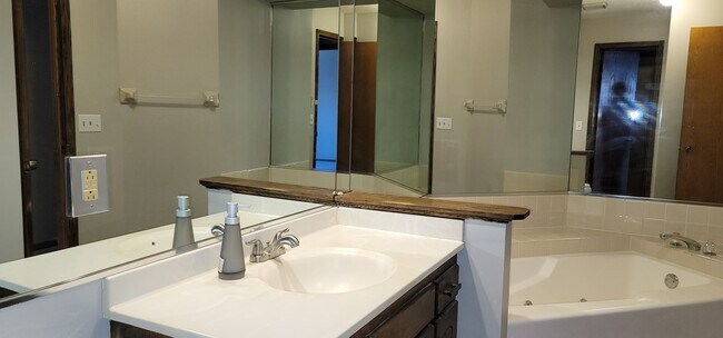Building Photo - End-Unit 3 Bedroom 2 Bath Townhome for Ren...