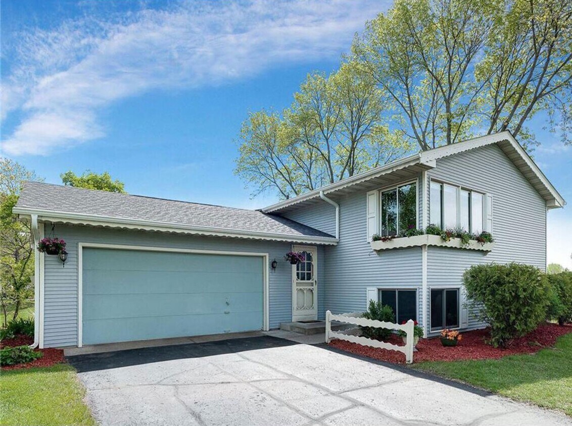 Foto principal - Spacious 4+ Bedroom with Vaulted Family Room, Fireplace, Panoramic Views, Bonus Room, Pets OK!