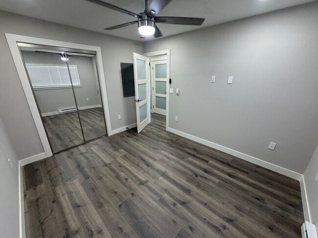 Building Photo - Recently Remodeled 2BD/1BA Duplex Near Dow...