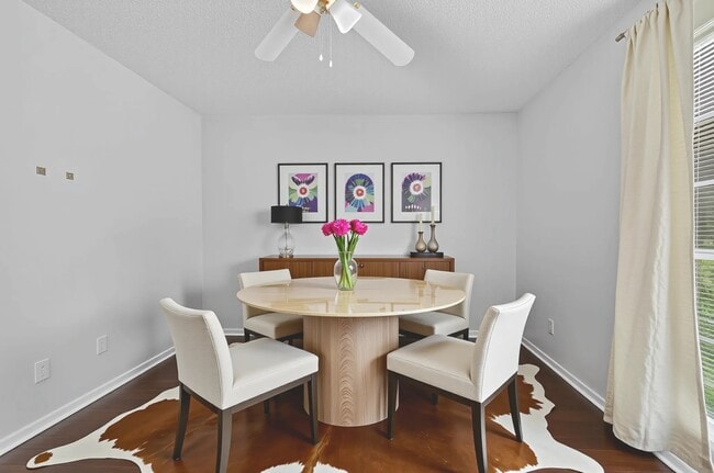 Foto del edificio - 9029 Sharpcrest St