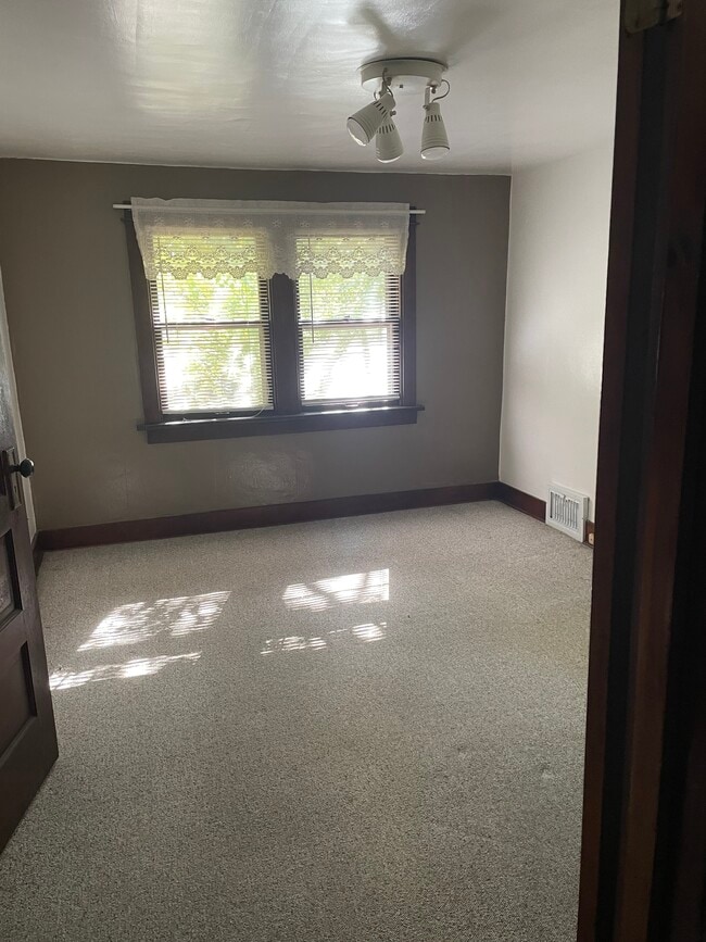 Building Photo - 402 Luster Ave