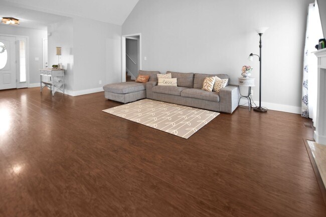Foto del edificio - Three Bedroom with Bonus!
