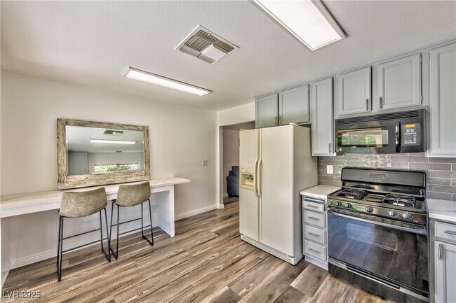 Foto del edificio - 640 Whispering Palms Dr