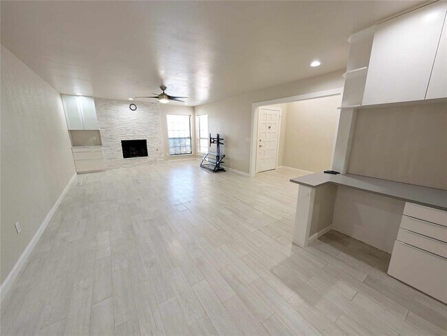 Building Photo - 2201 W Rockypoint Dr