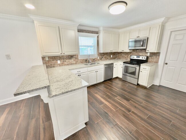 Building Photo - Spacious 4BR/3BA Brick Home with Bonus Mot...