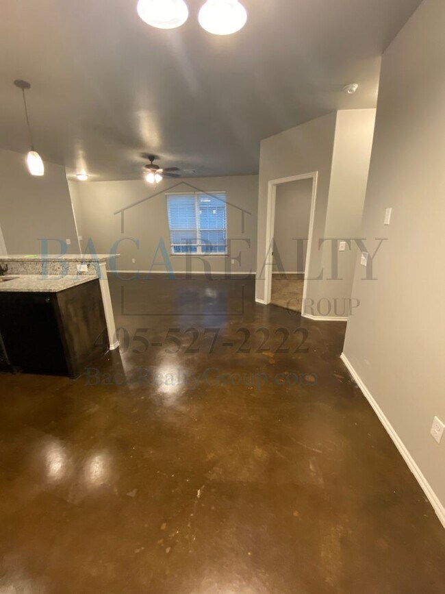 Building Photo - 3br 2ba duplex with 2 car garage!