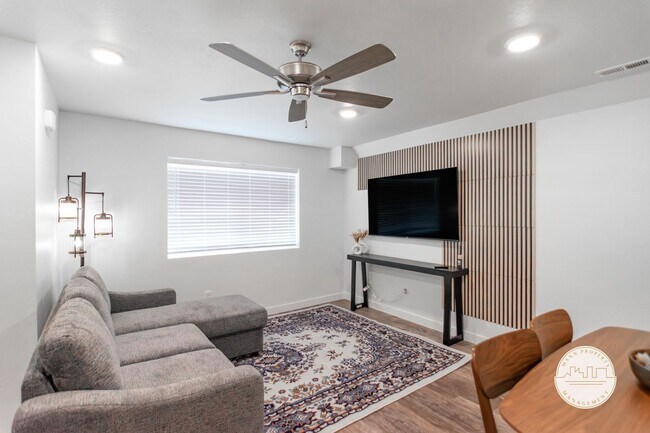 Building Photo - Luxurious Fully Furnished Mid-Term Townhom...