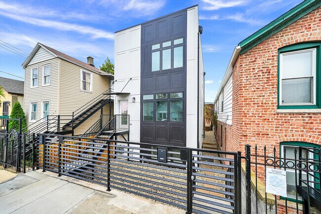 Building Photo - 554 W Cullerton St