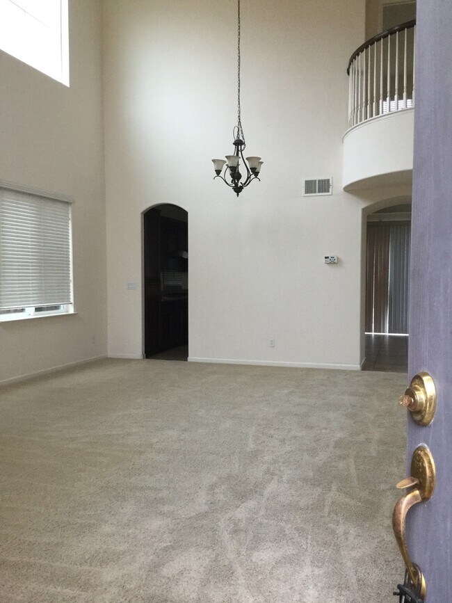 Building Photo - Lovely Home 5 bedrooms, 3.5 baths within W...