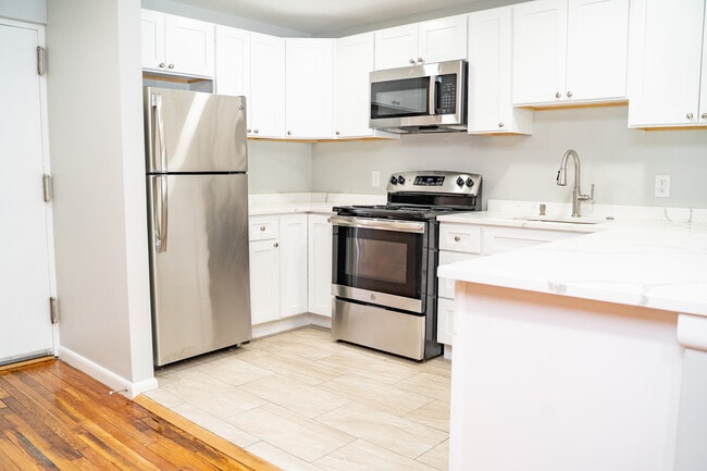Cocina 4-2B - Kenmore Apartments