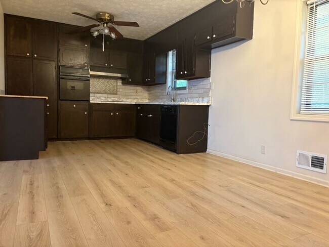Building Photo - Welcome to this charming 3-bedroom, 1.5-ba...