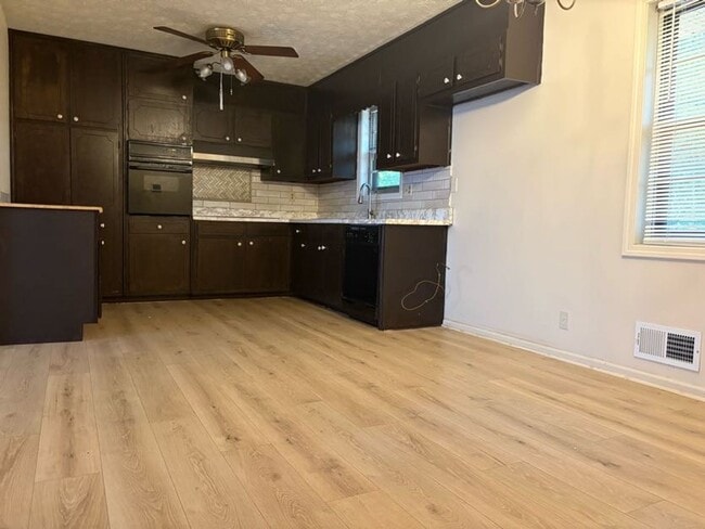 Foto del edificio - Welcome to this charming 3-bedroom, 2-bath...