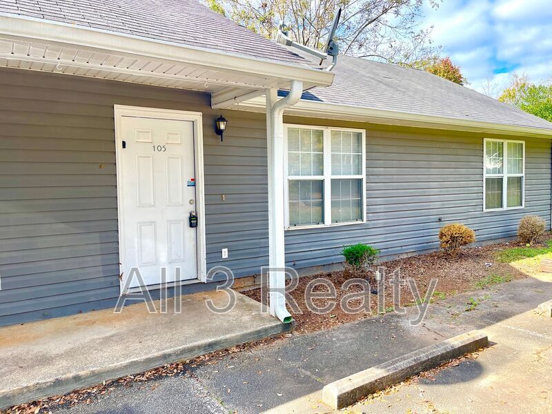 Primary Photo - 105 Rogers St