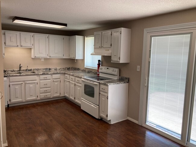 Building Photo - 585 Meadowview Ln