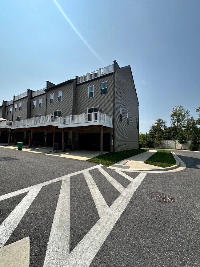 Building Photo - 131 Albany Pl
