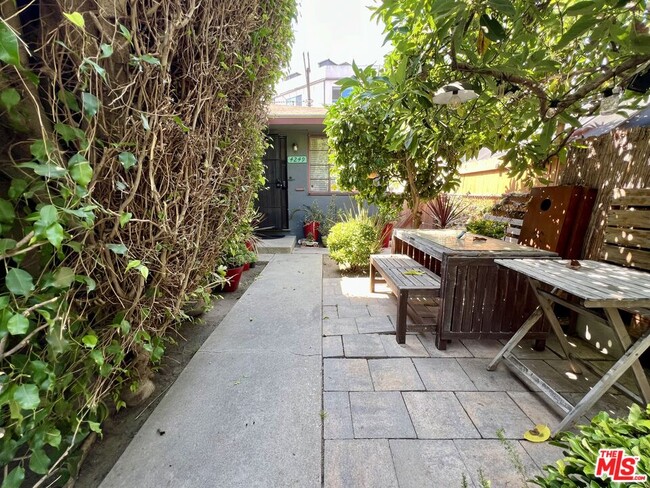 Foto del edificio - 4247 S Centinela Ave