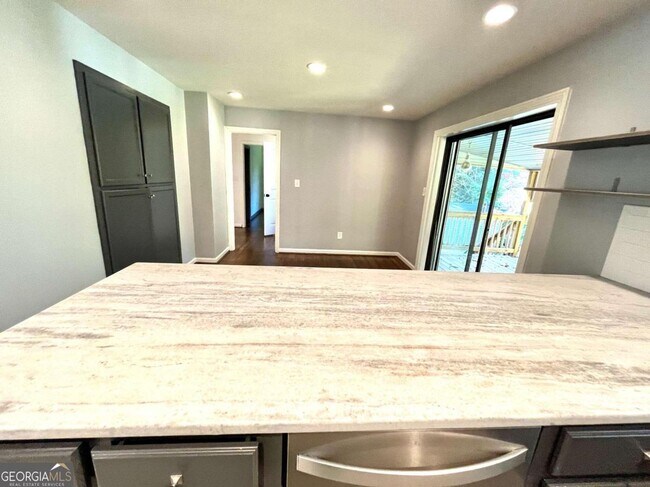 Foto del edificio - 1709 Lakeview Cir