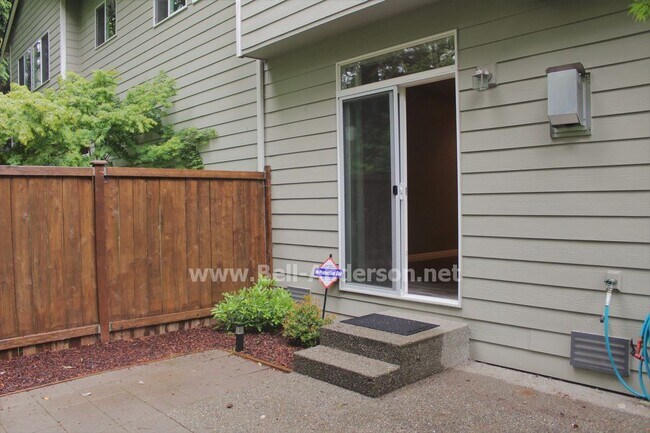 Building Photo - Adorable 2 bedroom Townhome Available NOW