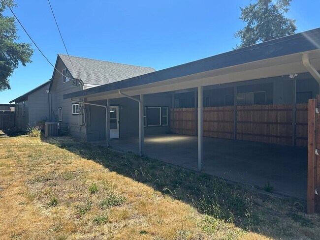Building Photo - Updated 4 bedroom 2 bath house in Eugene!