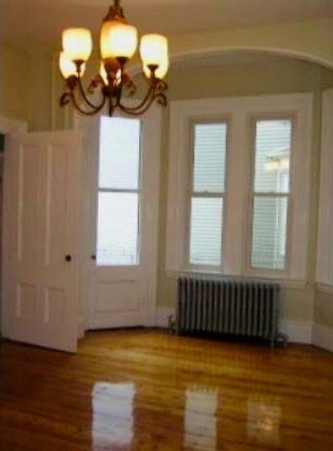 Foto del edificio - Huge 8-Bedroom House with Laundry in Unit and Free Cleaning Service Incl!