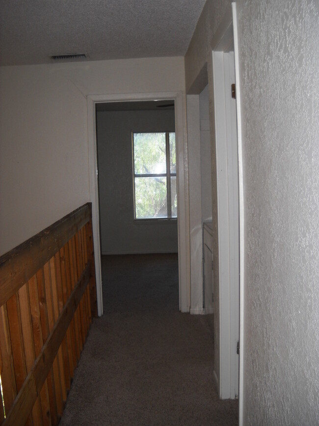 Building Photo - 909 Bruce Way