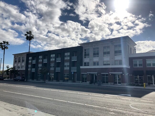 Foto del edificio - 801 S Anaheim Blvd