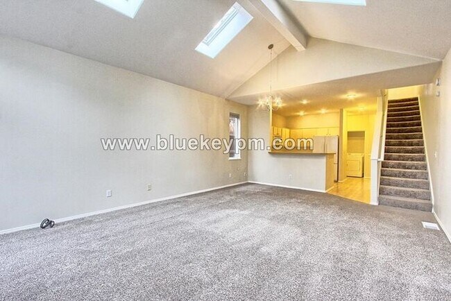 Building Photo - 2 Bed, 2.5 Bath Townhome Near Willamette Park