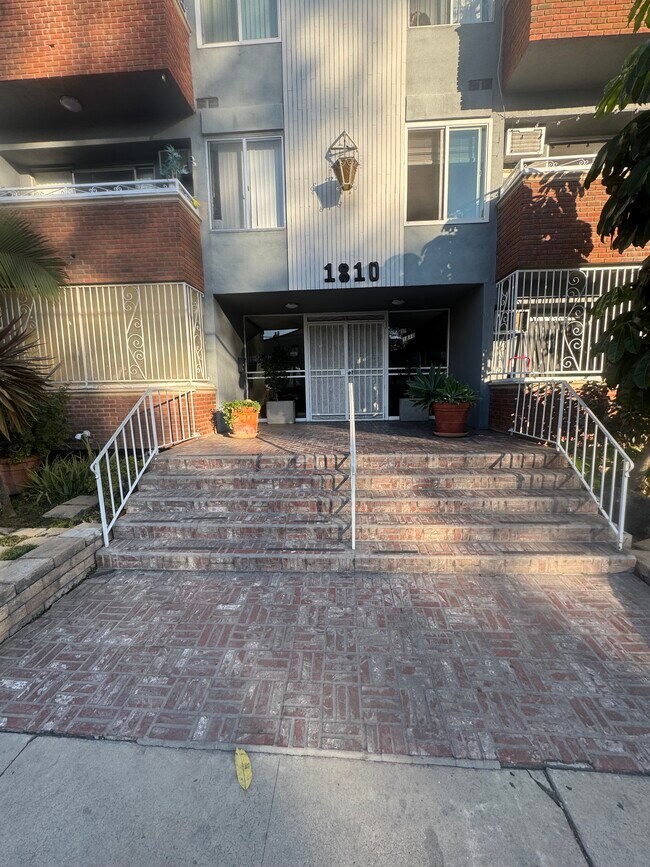 Foto del edificio - 1810 N Bronson Ave