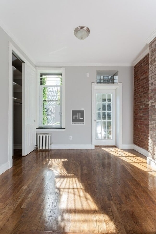 Building Photo - Mott Street
