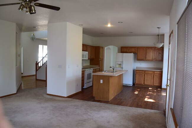 Foto del edificio - Beautiful 5 bedroom home w/ 3 car garage in Littleton