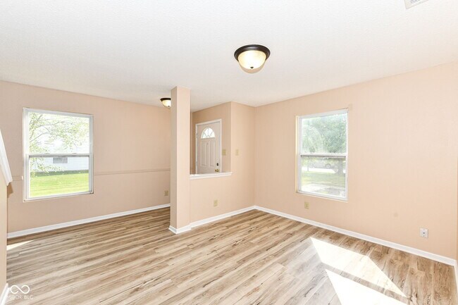 Foto del edificio - 1155 Redwood Dr
