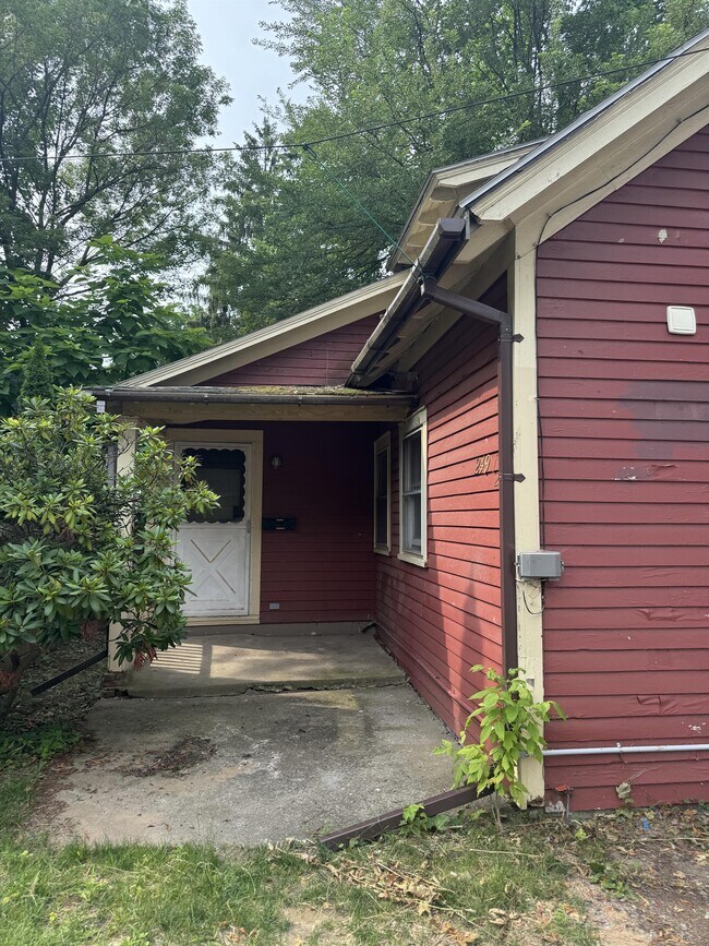 Building Photo - 249 Nelson Ave