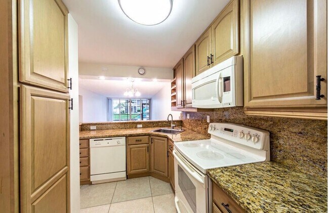 Building Photo - 6 Royal Palm Way